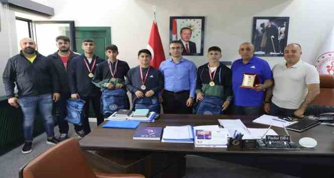 İl Müdürü Din, Ağrılı boksörleri tebrik etti