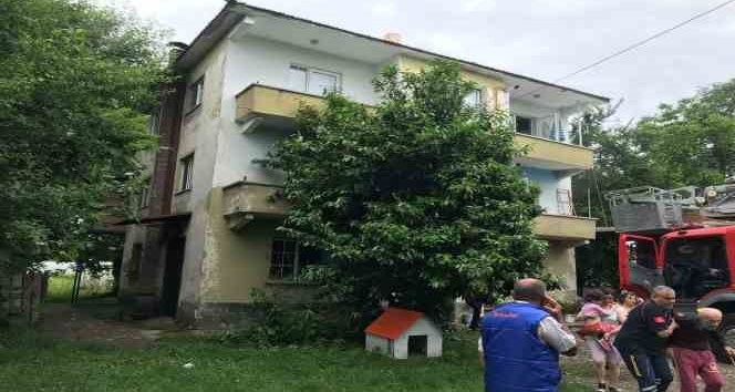 Yangında mahsur kalan biri bebek 7 kişiyi itfaiye kurtardı