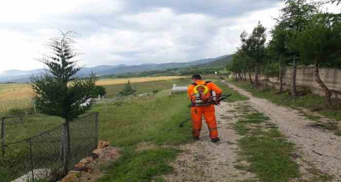 Niksar’da bayram öncesi mezarlıklarda temizlik çalışması