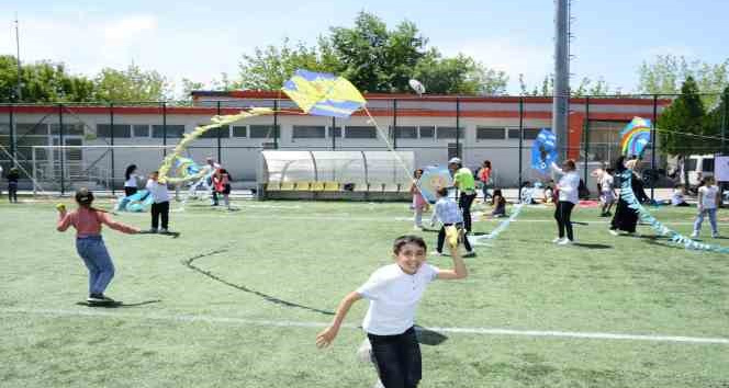 Kırklareli’nde polisten çocuklara uçurtma şenliği