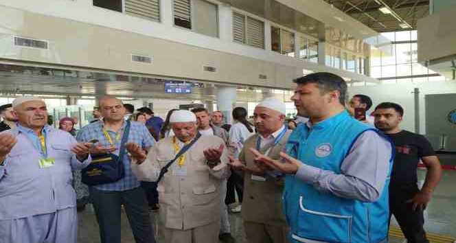 Yüksekovalı hacı adayları yola çıktı