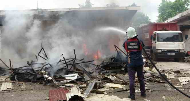 Ordu’da yıkılan işyerinde çıkan yangın paniğe neden oldu