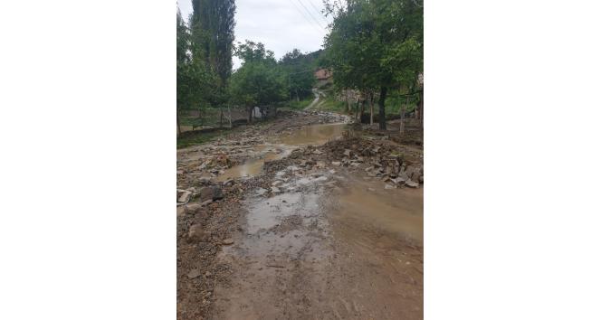 Sel kaldırım taşlarını yerinden söktü