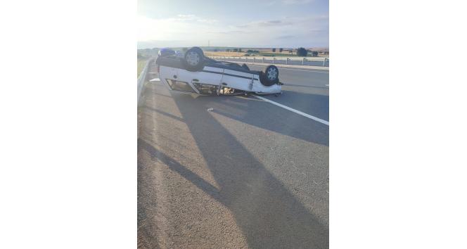 Takla atan otomobildeki 3 kişi yaralandı