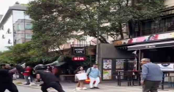 Kadıköy’de yolda duran kargayı almak isteyenlere diğer kargalar saldırdı