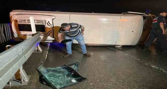 Ordu’da virajı alamayan yolcu minibüsü devrildi: 3 yaralı