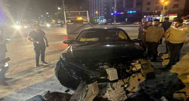 Yüksekova’da aracıyla elektrik direğine çarpan sürücü yaralandı