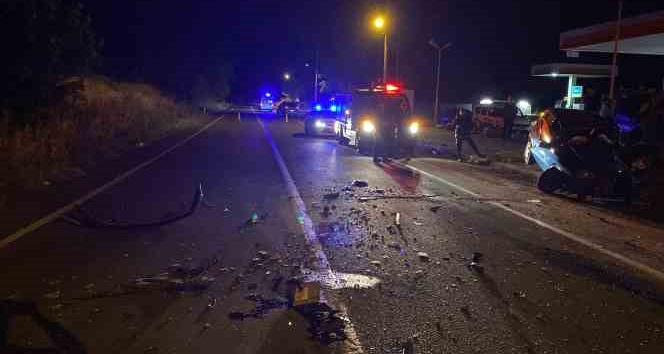 İki otomobil kafa kafaya çarpıştı: 1’i ağır 3 yaralı