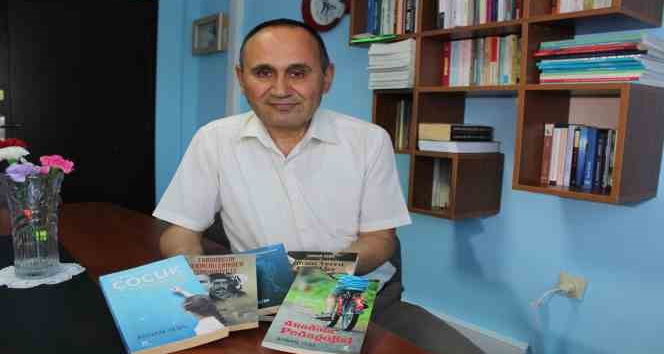 Kitap fabrikası okul müdürü