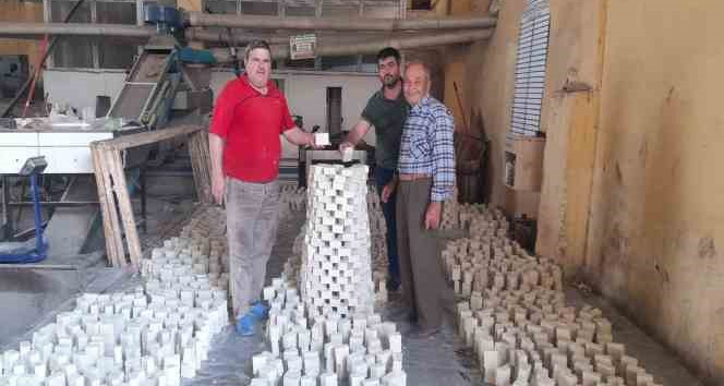 Türklerin asırlık gelenekle ürettiği zeytinyağlı sabunlar, turistlerin de ilgisini çekmeye başladı