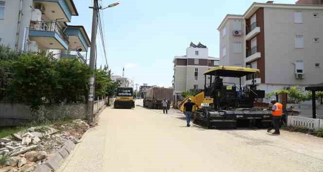 Döşemealtı’nda altyapıları tamamlanan cadde ve sokaklara sıcak asfalt