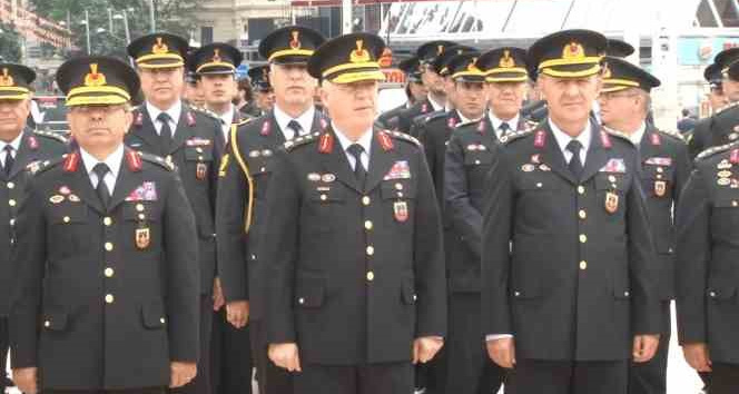 Jandarmanın 184’üncü kuruluş yılında Taksim Cumhuriyet Anıtı’na çelenk bırakıldı