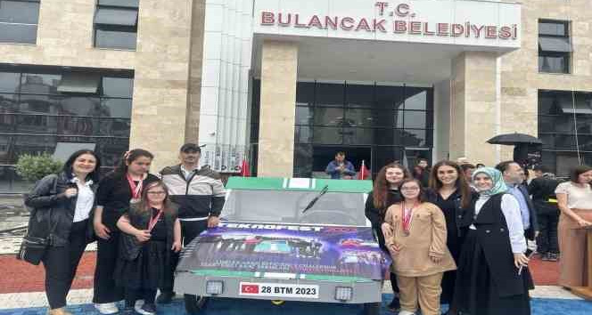 Giresun’da öğrencilerin yıl sonu sergisinde sergilenen elektrikli araç ilgi gördü