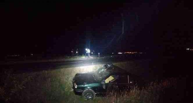 Keşan’da bariyerlere çarpıp karşı şeride geçen araçta 2 kişi yaralandı