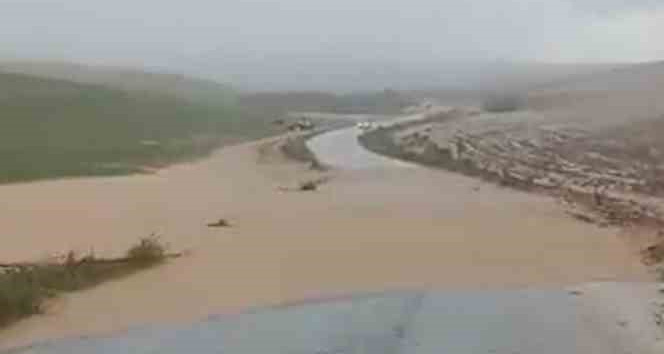 Sağanak yağış sele dönüştü, tarım arazileri zarar gördü