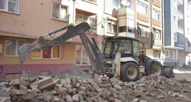 Edremit’te sokaklar parke taşlar ile örülüyor