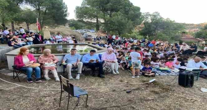 Ayvacık’ta 500 kişi aynı anda kitap okudu