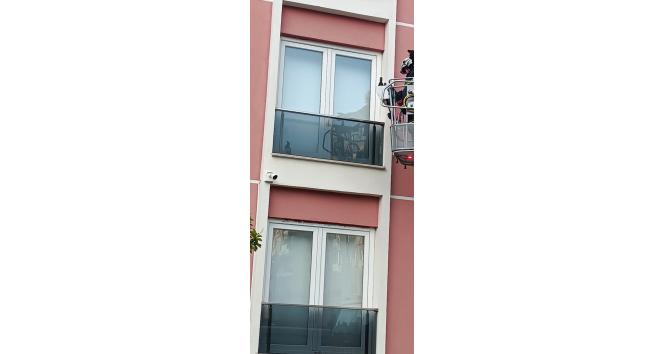 Cam balkona sıkışan güvercin ekipler tarafından kurtarıldı