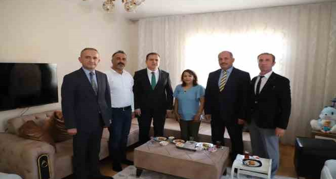 Vali Akbıyık’tan minik kıza ziyaret