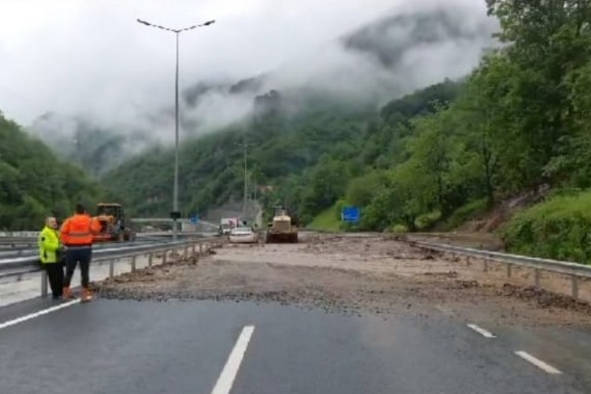 Trabzon-Gümüşhane karayolu yolu sel suları nedeniyle ulaşıma kapandı