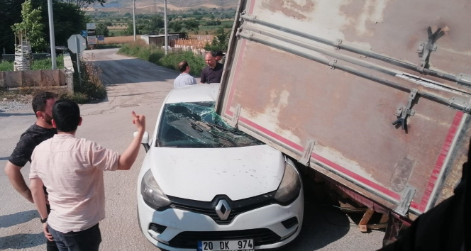 Zincirleme kazaya karışan araç, yoldan geçen otomobilin üzerine devrildi