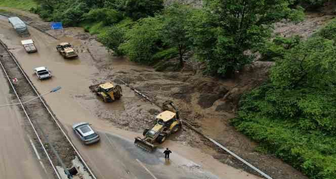Trabzon-Gümüşhane karayolunda ulaşım sel sularının getirdiği taş ve çamur nedeniyle tek şeritten sağlanıyor
