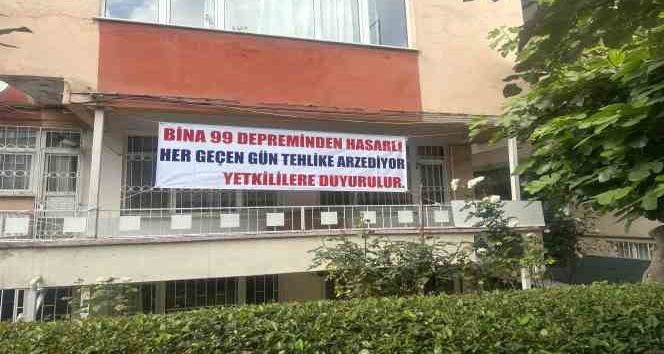Bina çökmesin diye tahta parçalarıyla güçlendirme yapıp pankartla yardım istedi