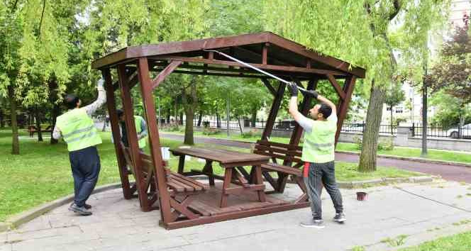 Parklar çiçek ve bitkilerle süsleniyor