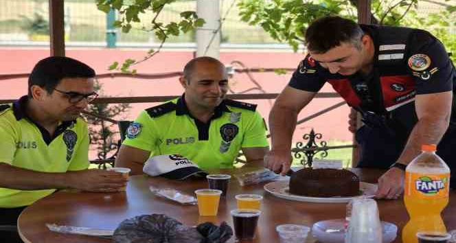 Polisten jandarmaya anonslu ve pastalı süpriz