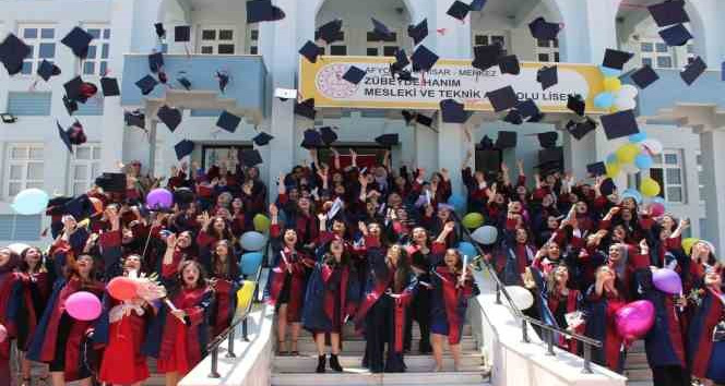 Çiçeği burnunda gazeteciler mezun oldu