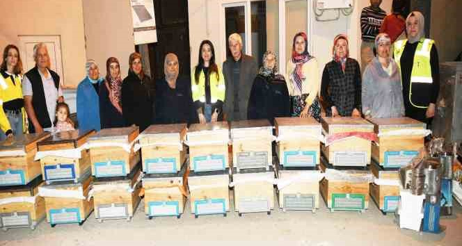 Sertifikalarını alan kursiyerlere içinde arı olan kovanlar dağıtıldı