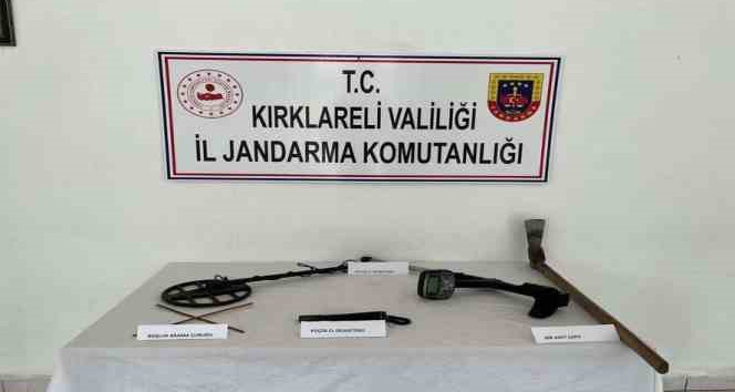 Kaçak kazı yaparken jandarmaya yakalandılar