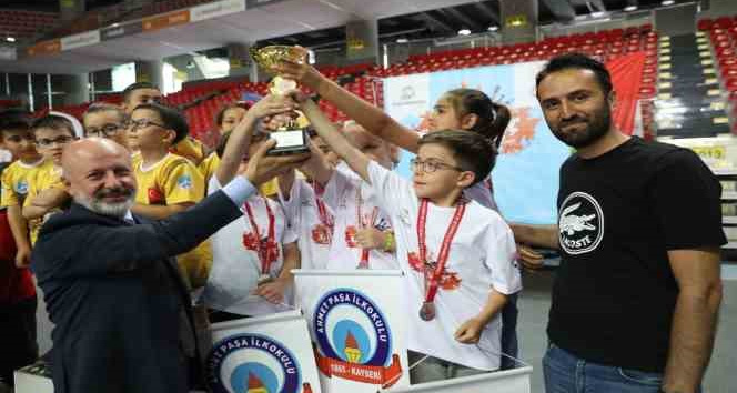 Başkan Çolakbayrakdar, satranç turnuvasının ödüllerini verdi