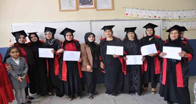 Yüksekova’da 18 kadın ilkokuldan mezun oldu