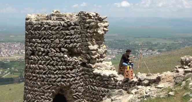 Alpaslan diyarının tarihi tuvallere işleniyor