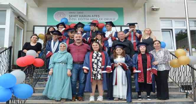 Özel öğrencilere coşkulu mezuniyet töreni