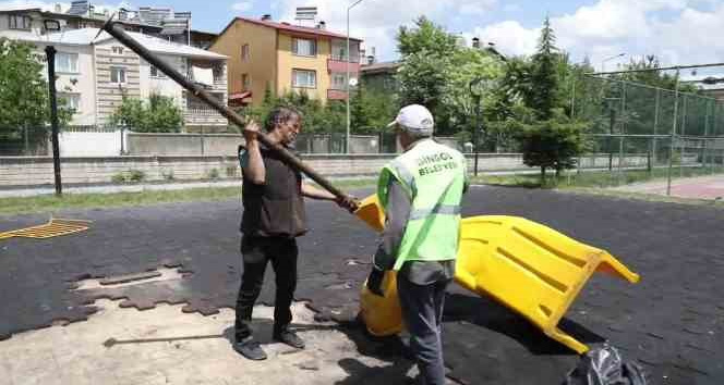 Ateşe verilmişti, belediye ekipleri çocuk parkını yeniledi