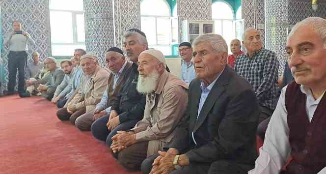 Adilcevaz’da hacı adayları kutsal topraklara uğurlandı