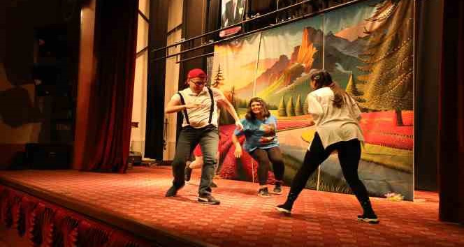 Develi’de çocukların karne hediyesi ‘Körebe’ oyununa yoğun ilgi