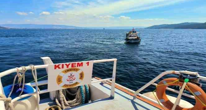 Çanakkale Boğazı’da sürüklenen tekne kurtarıldı