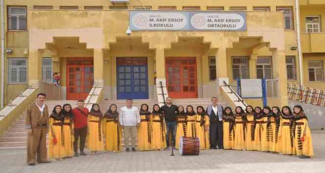 Cizre Halk Oyunu Ekibi, kültürlerini gelecek nesillere taşımaya çalışıyor