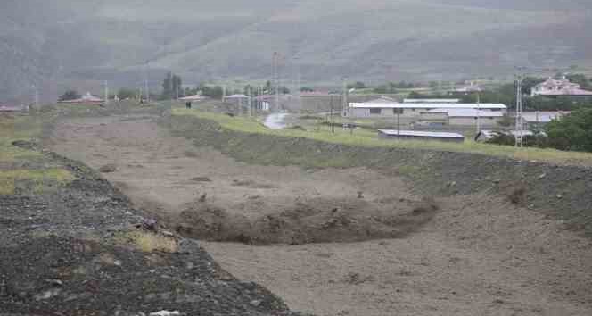 Erzincan’da sağanak sonrası derelerden sel geldi