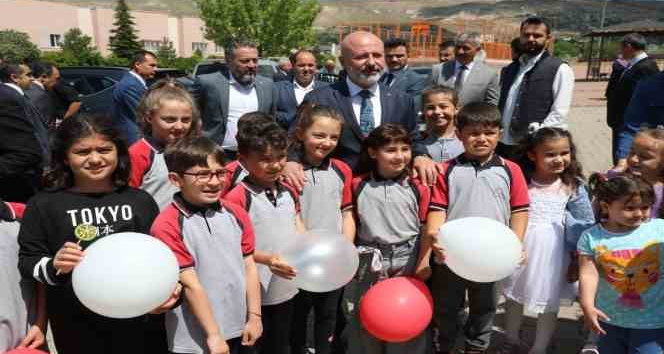Başkan Çolakbayrakdar, karne sevinci yaşayan öğrencileri tebrik edip, başarılar diledi