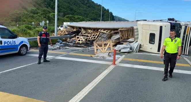 Devrilen tır Karadeniz Sahil Yolu’nu ulaşıma kapattı