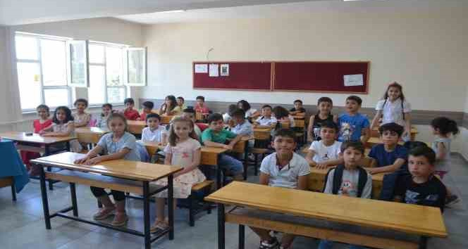 Depremde bin 962 öğrencisini kaybeden Kahramanmaraş’ta buruk karne heyecanı