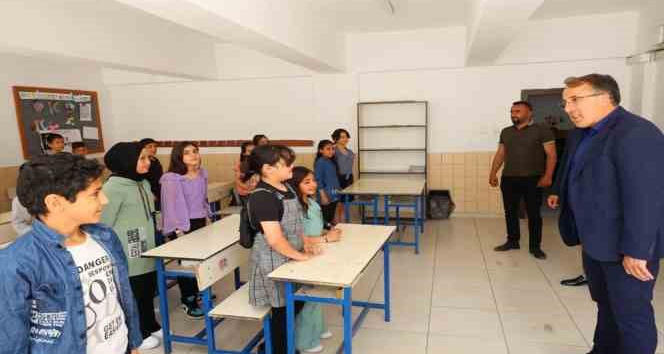 Başkan Savran öğrencilerin karne sevincine ortak oldu