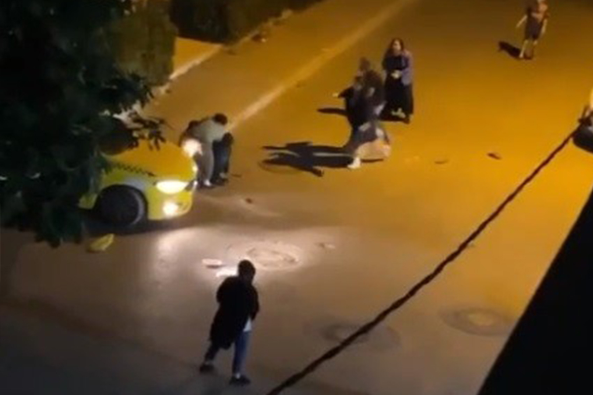 İstanbul&#039;da iki grup kadının saç saça baş başa kavgası kamerada