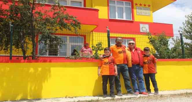 Takımı şampiyon olunca evini sarı-kırmızıya boyattı