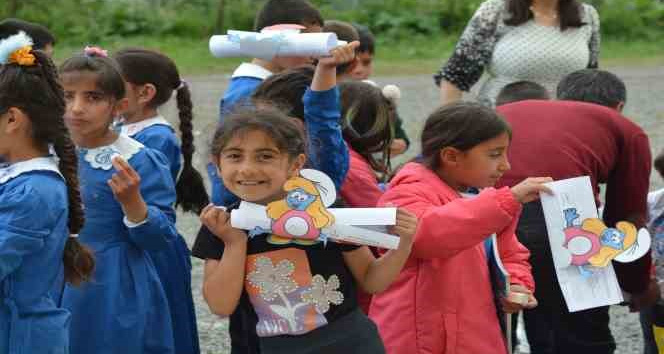 Ardahan’da öğrencilerin karne heyecanı