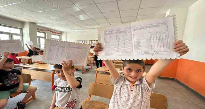 Yüksekova’da karne heyecanı